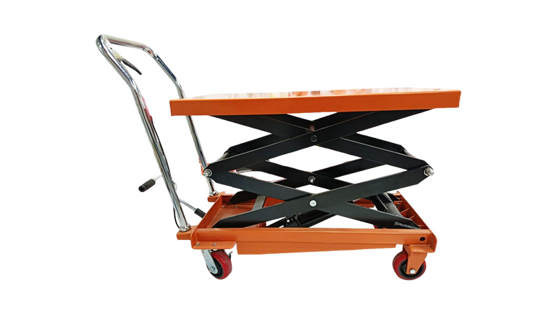 Come gestire un malfunzionamento della pompa idraulica in un camion con piattaforma elevatrice idraulica?