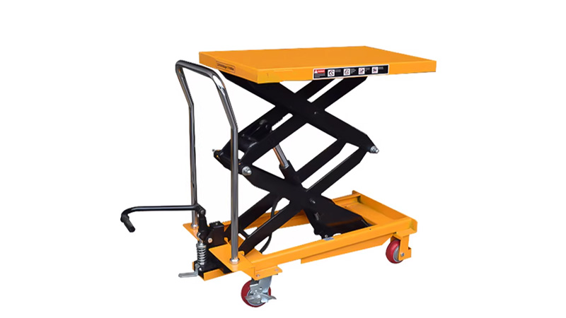 Come fa un piccolo carrello elevatore idraulico a sollevare il motore?